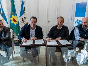 Firma de convenio con el intendente Mariano Cascallares